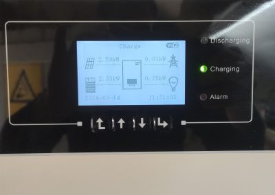 Affichage onduleur de charge et décharge batterie et panneaux solaires